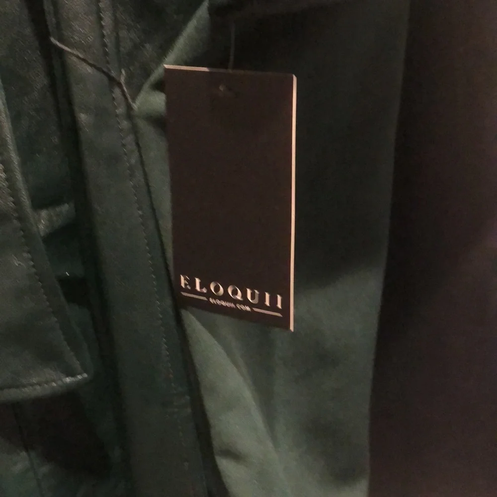 ELOQUII TOP FAUX LEATHER DARK GREEN SEXY V-NECK SHORT SLEEVE WITH MATCHING SASH - Picture 4 of 4